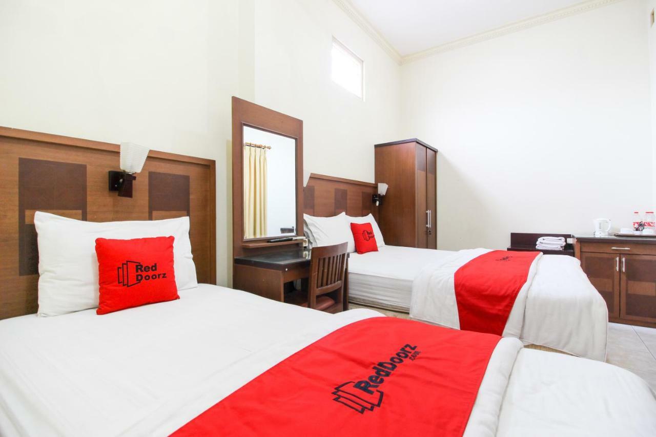 Reddoorz Plus @ Tegal Panggung Джокякарта Екстериор снимка